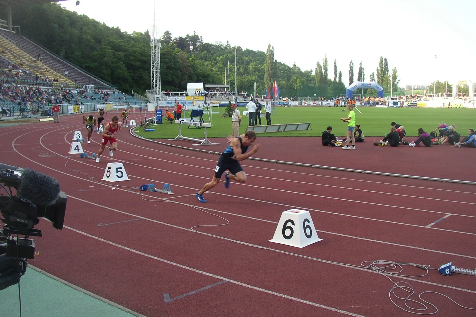 Aitajuoksijoita kilpailemassa juoksuradalla stadionilla