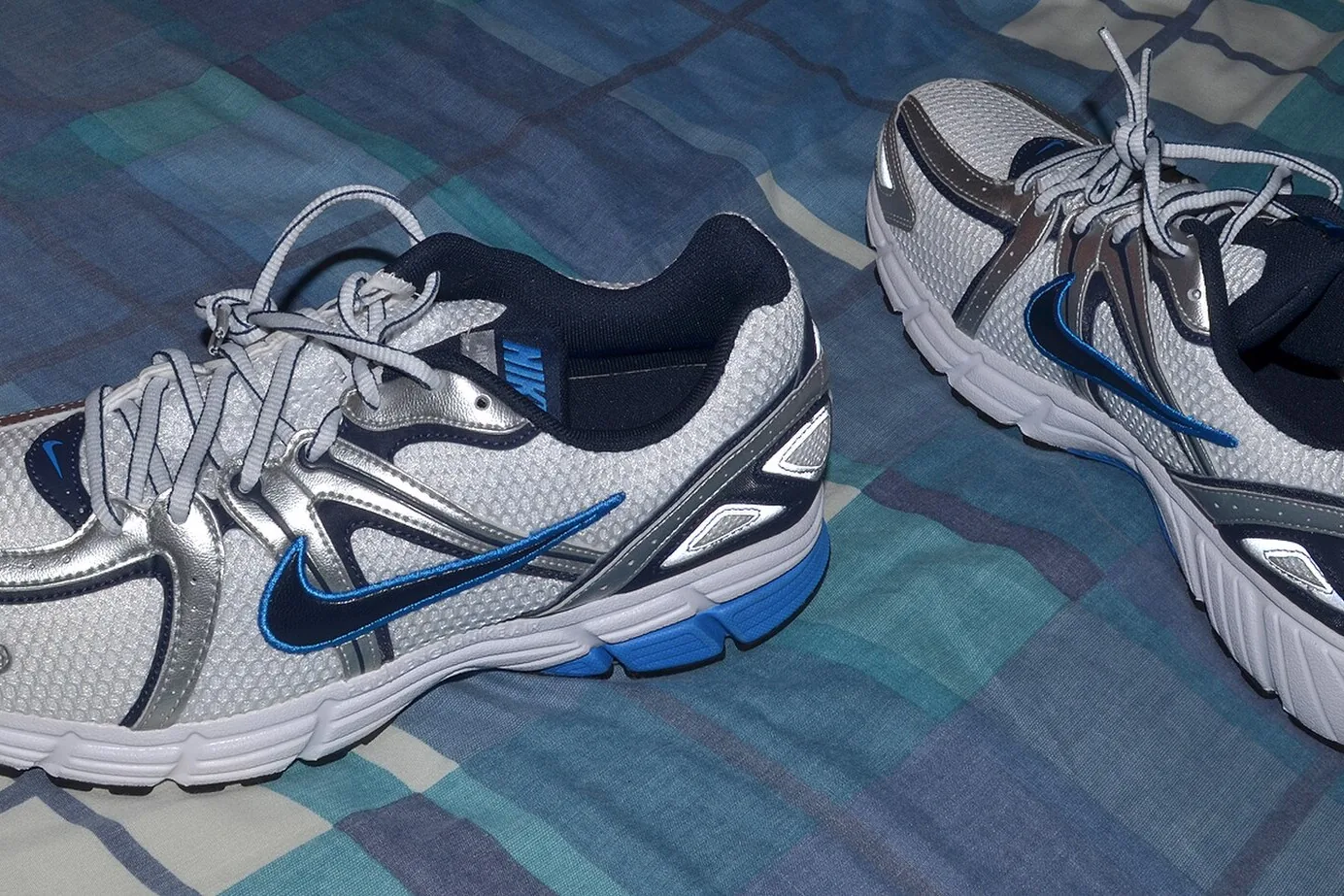 Harmaansininen Nike-juoksukenkäpari esillä